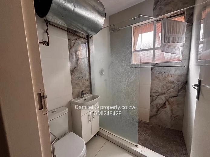 Newbury Avenues: Fully Furnished 2-Bed Flat with Borehole