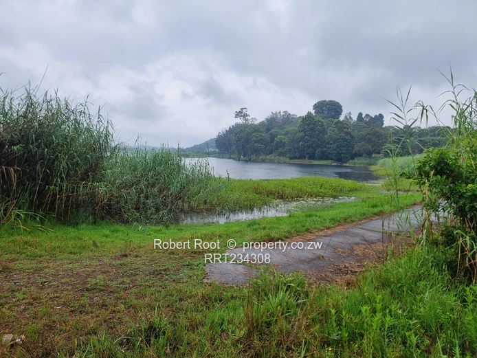 2-Acre Dam-Front Property In Glen Lorne!