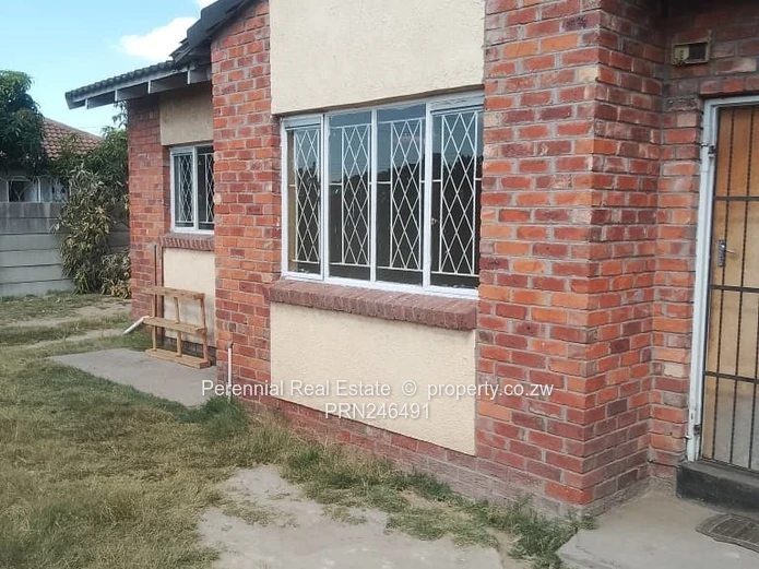 Red Brick 3-Bed Home with Spacious Walled Yard - Msasa Park