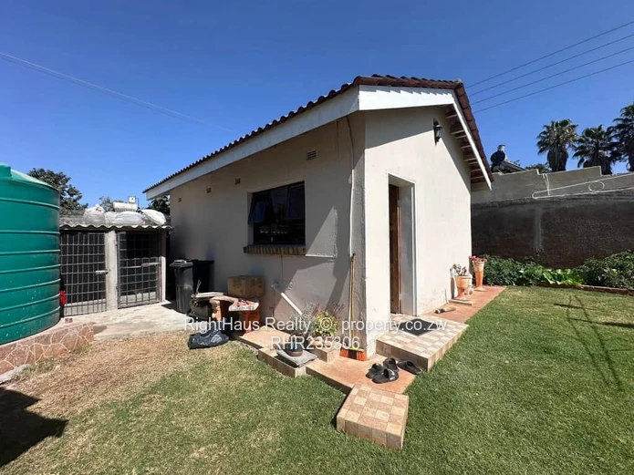 Executive 4 Bedroom Residence In Prime Hillside Location