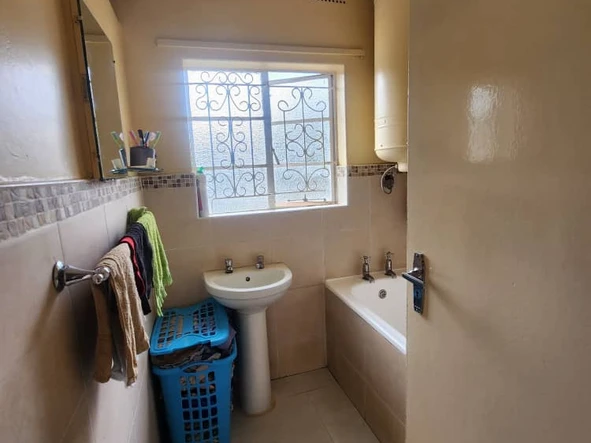 2 Bedroom Flat & Apartment