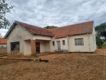 Spacious 4-Bed Kumalo Home with Cottage 