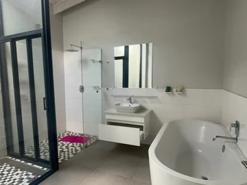 3 Bedroom Flat & Apartment