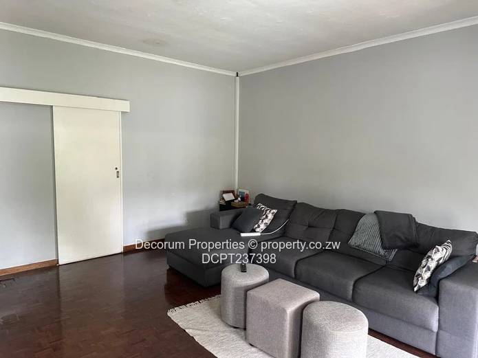 Charming 2-Bedroom Garden Flat in Avondale