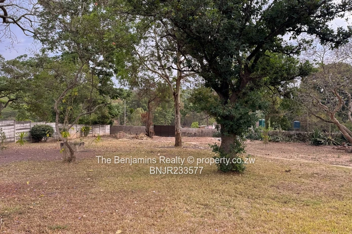 Prime Glen Lorne flat Land with water – 1,882m²