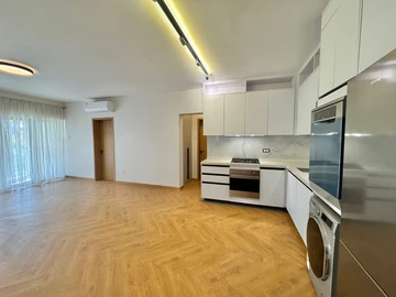 2 Bedroom Flat & Apartment