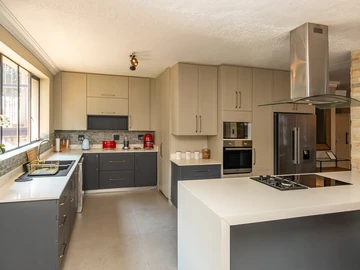 3 Bedroom Flat & Apartment