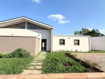 2 Bedroom Flat & Apartment
