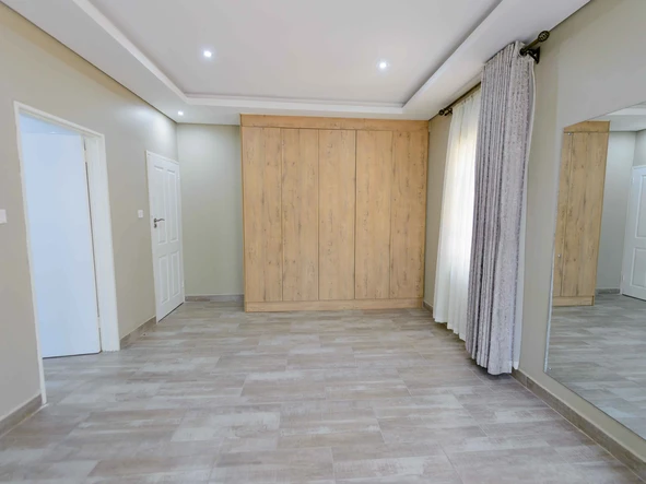 4 Bedroom Flat & Apartment