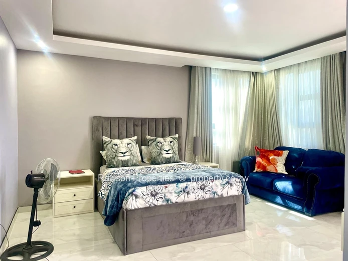 Modern 6-Bed Family Home with Pool & Solar — Mount Pleasant