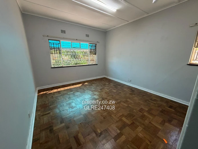 Spacious 450m² Office on 600m² with Borehole — Milton Park