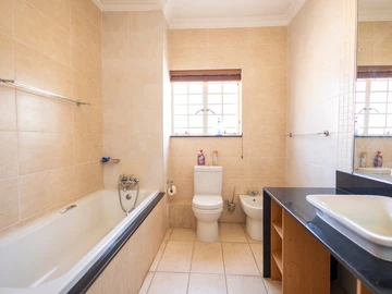 3 Bedroom Flat & Apartment