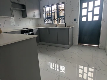 2 Bedroom Flat & Apartment