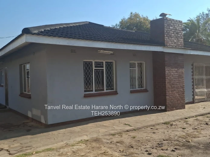 Hatfield full house.700usd. , 3 beds. Fitted wardrobes fitted kitchen 2 borehole and solar ,main ens