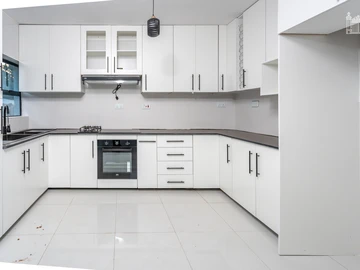 4 Bedroom Flat & Apartment