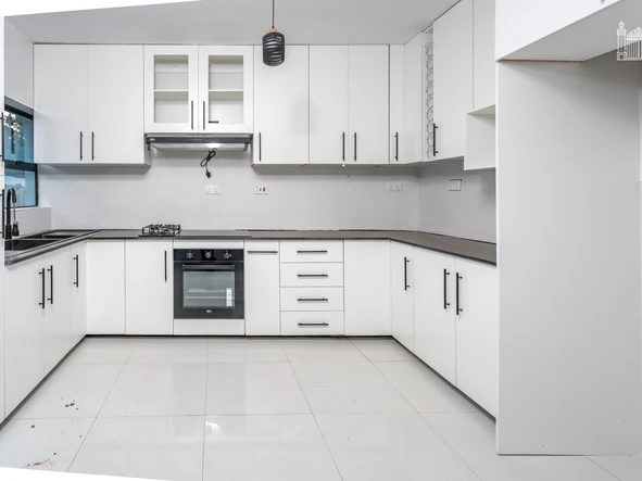 4 Bedroom Flat & Apartment