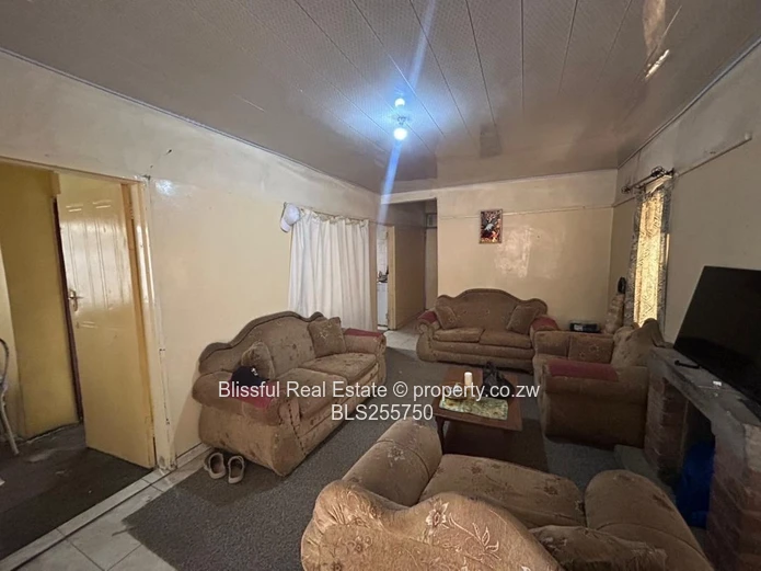 4 bedroom house for sale in Chitungwiza unit k-DEEDS, Nostro Accepted