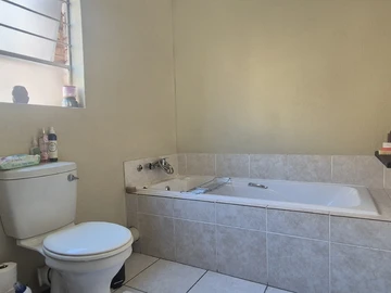 2 Bedroom Flat & Apartment