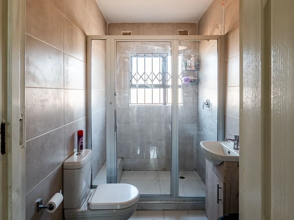 2 Bedroom Flat & Apartment