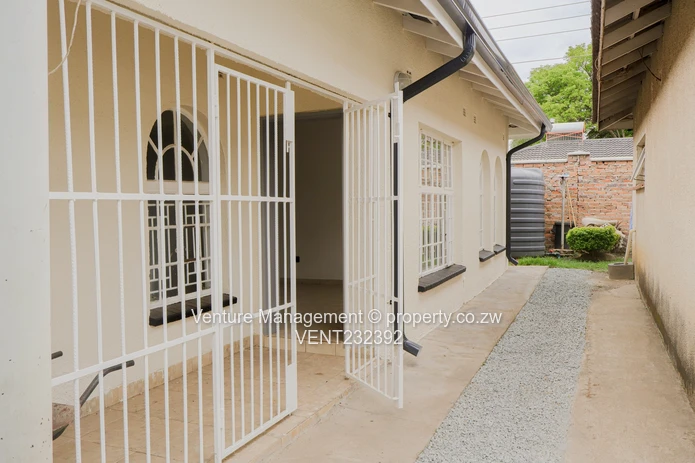 Cozy Renovated 3 Bedroom Garden Flat with Parking