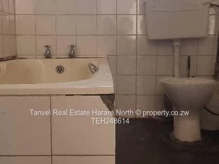 Captivating house in Norton: 5 bedrooms with main ensuite,lounge,kitchen,pantry,Walled and gated on 