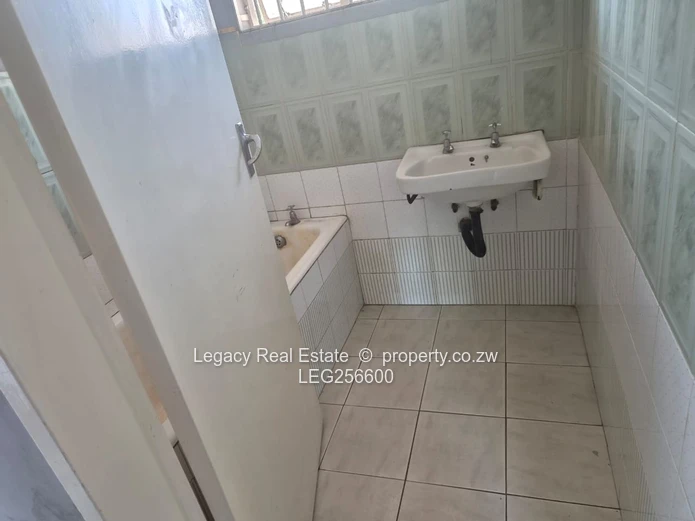 Spacious 3BR Bungalow on 2000m² with Borehole — Mabelreign