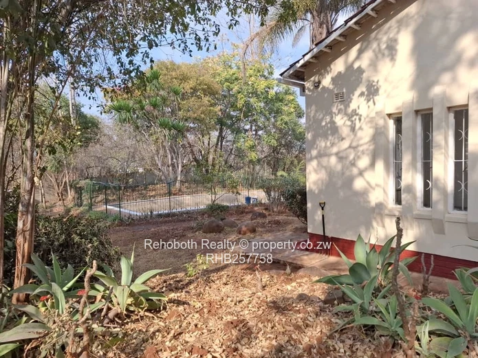 Spacious 4-Bed Home in Greystone Park — 4000m², Borehole