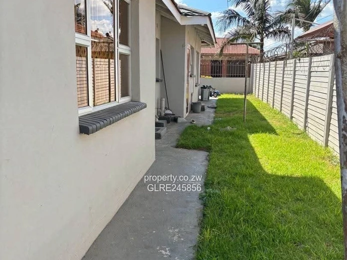 Spacious 4-Bed Home with Borehole & Driveway in Madokero