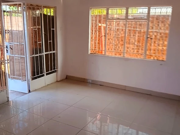 2 Bedroom Flat & Apartment