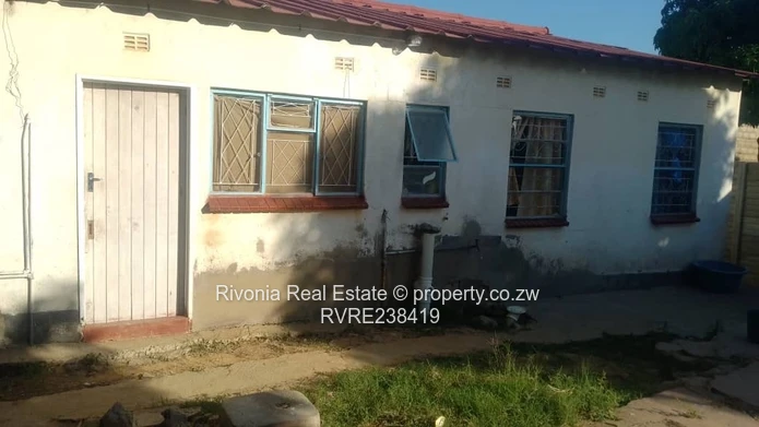 Zengeza 5 , 8 roomed house on 400sqm 45k deeds