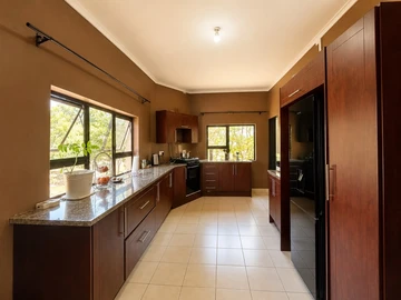 6 Bedroom Flat & Apartment