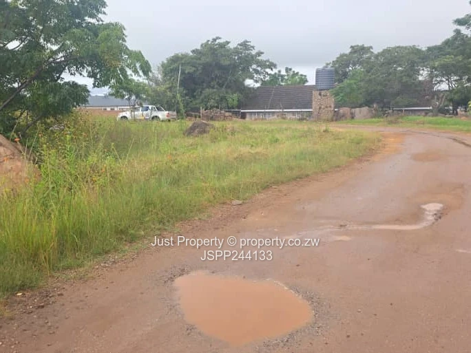 Manresa 2,169 m² Stand on Tarred Road – Sloping, Treed (Sole Mandate)