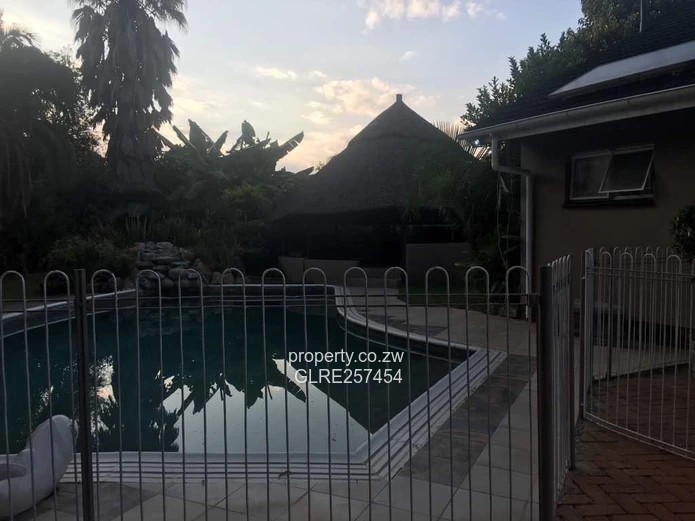 Alexandra Park - 4BR Family Home, Pool & Borehole