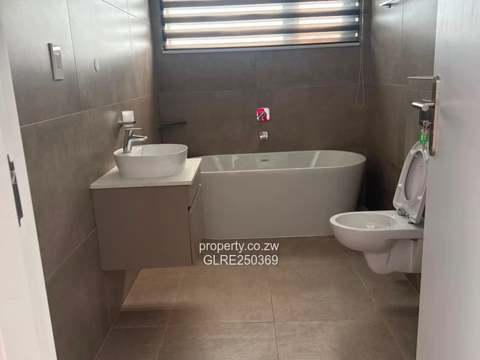 Modern 4-Bed Flat in Borrowdale — Borehole & Solar