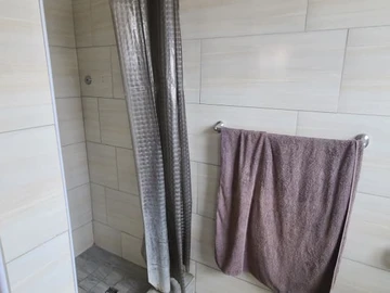 2 Bedroom Flat & Apartment