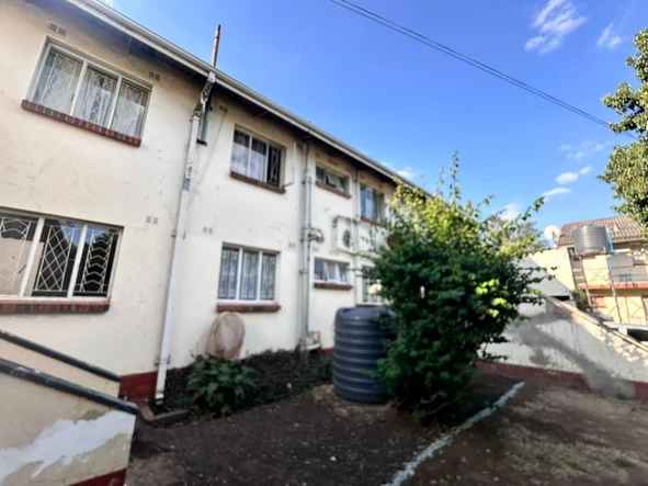 2 Bedroom Flat & Apartment