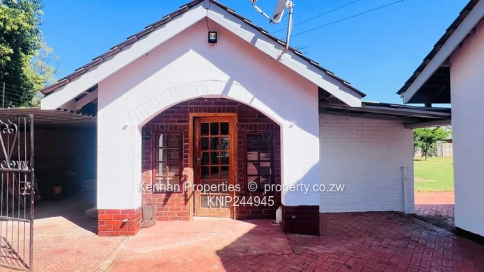 Very neat family home with prolific borehole.