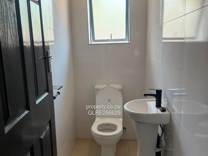 Modern glass-front 4-bed flat in Hatfield with borehole
