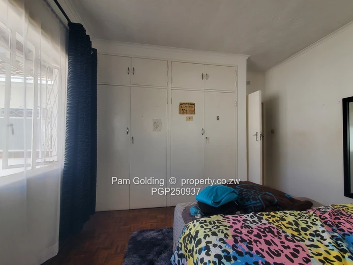 A well-kept unit in a sought after complex (Sole Mandate)