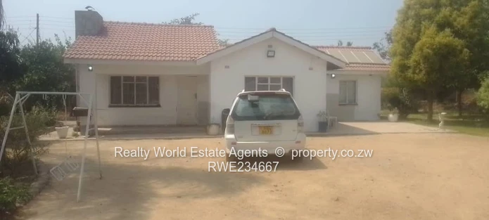 Large Tiled Lounge & Veranda — 5-Bed on 3,400m² (Sole Mandate)