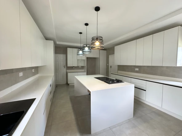 6 Bedroom House
