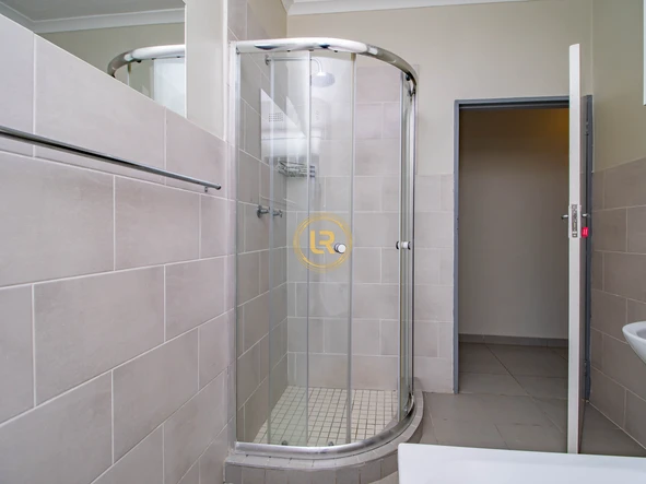 3 Bedroom Flat & Apartment