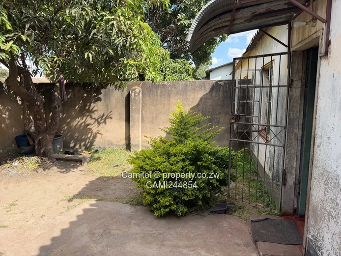 Mufakose,2-Bed core house walled and gated sitting on 200m² near shops and schools  (Sole Mandate)