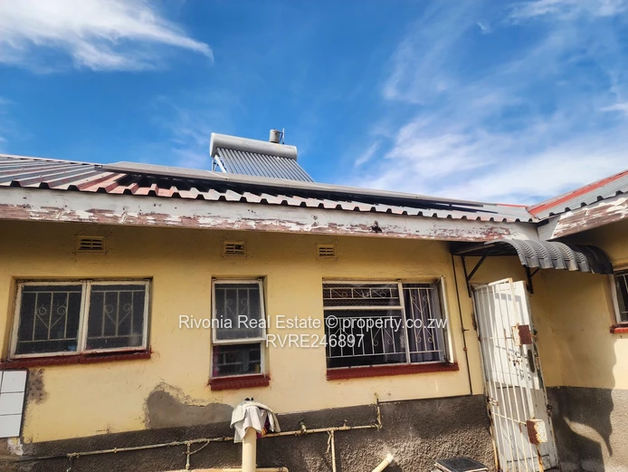Mainway Meadows 4BR: Fitted Cupboards, 3 Baths & Borehole