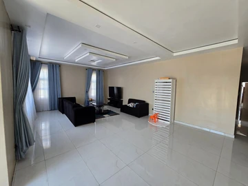 5 Bedroom Flat & Apartment