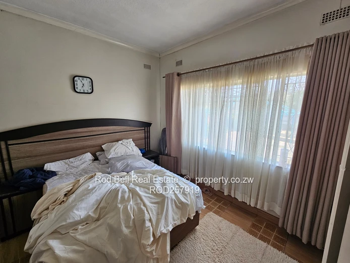 Braeside 3-Bed Family Home on 823m² — Garden & Garage