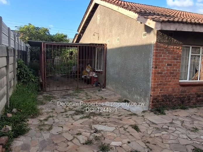 Cozy 4-bed with paved yard in Zimre Park