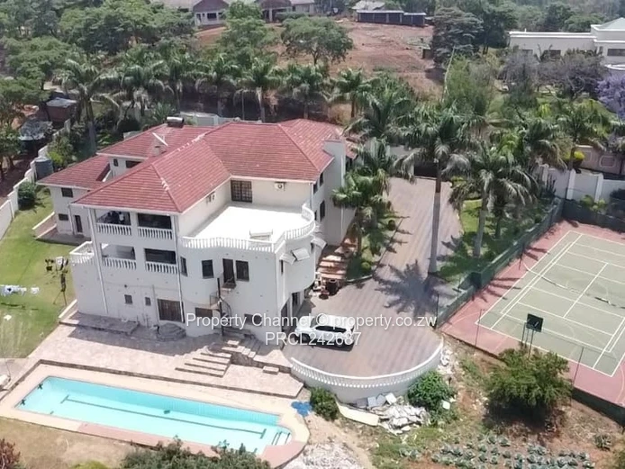 Spacious 6-Bed Philadelphia Home with Pool & Tennis Court