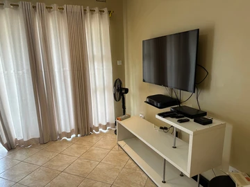 2 Bedroom Flat & Apartment