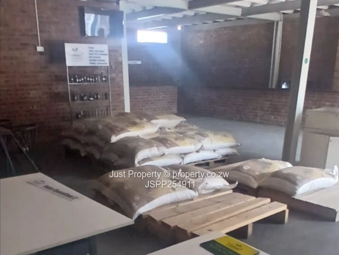 180 Sqm Warehouse Msasa.... Rent